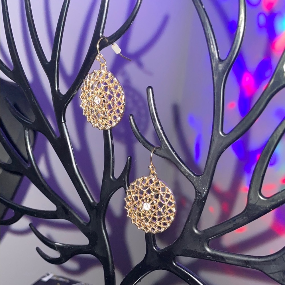 Elegant Gold Filigree Earrings - Picture 9 of 11